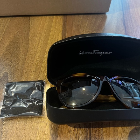 Salvatore Ferragamo sunglasses - Picture 3 of 6